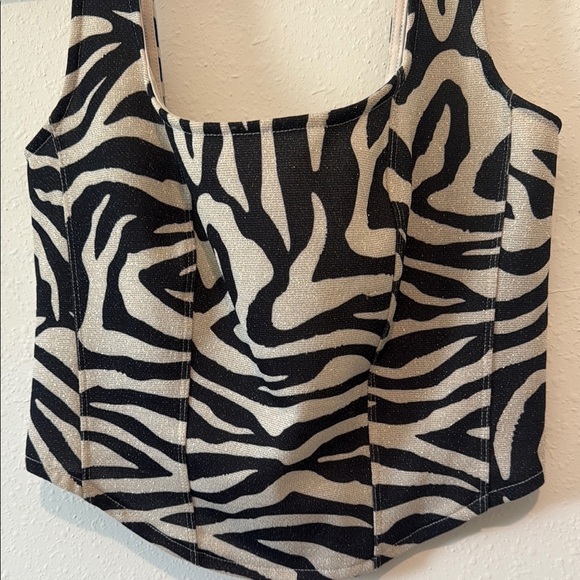 H&M Black and White Zebra Print Fitted Crop Tank Top - Picture 3 of 4